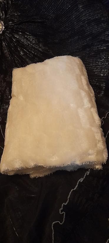 Ağ rəngli, yumşaq tüklü plaşet/örtük parçası. ÖLÇÜ: 2 × 2.30 Biri 25