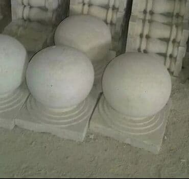 балясины из камня: Ağ rəngli, müxtəlif formalı və ölçülü dəmir-beton sütunlar. Bu — 6