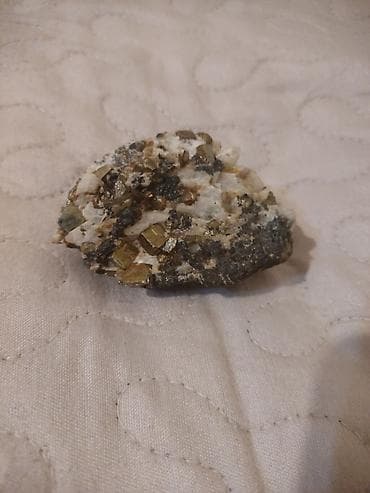 mezar dawlari: Mineral nümunəsi – qızılı metalli parıltılı kristalların ağ-qonur — 1