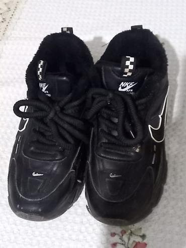 Qara idman ayaqqabısı - Rəng: tam qara, ağ konturlu Swoosh loqosu və