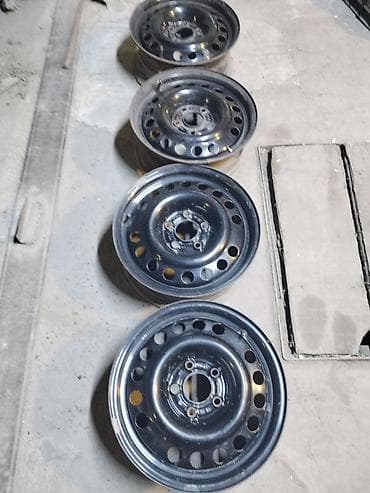 traktor şinləri: Məhsul: 4 ədəd polad disk komplekti Xüsusiyyətlər: - Ölçü: 15" - Bolt — 5