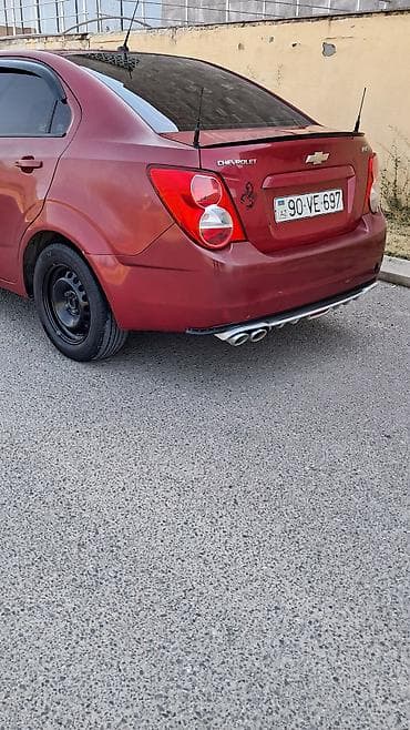 yan guzgu s: Chevrolet Aveo sedan – qırmızı rəng, 4 qapı. Texniki və komfort — 5