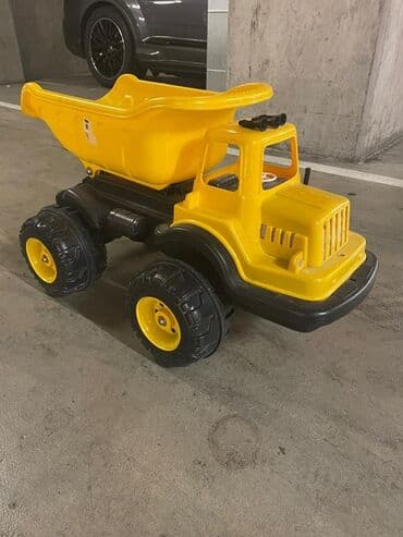 Uşaqlar üçün nəzərdə tutulmuş sarı rəngli, iri təkərli oyuncaq