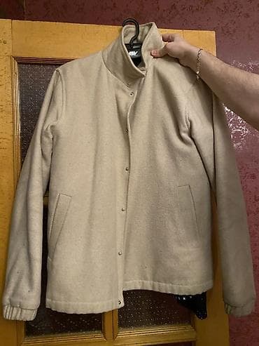 Kişi geyimləri: Minimalist stilə malik bej rəngli kişilər üçün üst geyimi. 15 azn Cemi — 1