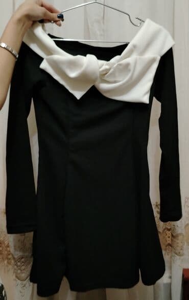 Qadın paltarı – qara rəngdə, dizə yaxın uzunluqda, uzunqol. -