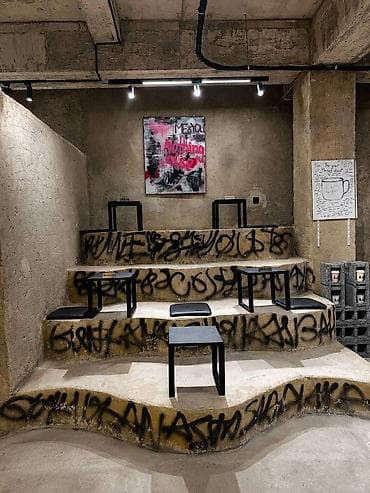 kafe divani: Stullar ilə, Yumru masa — 7