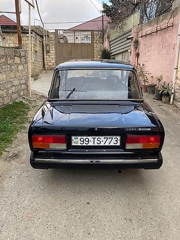 chevrolet volt salon: LADA 2107 sedan – klassik dizaynlı, qara rəngdə. Xüsusiyyətlər: - — 10