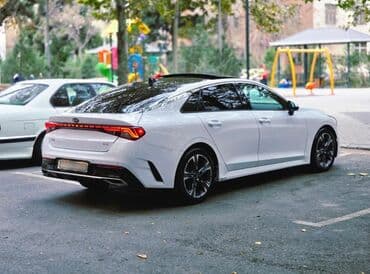 diffuzor: Kia K5 sedan – ağ rəng, fastback silueti və panoramik şüşə dam — 4