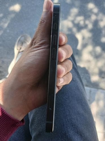 apple m1: IPhone 16e, 128 GB, Qara, Barmaq izi — 4