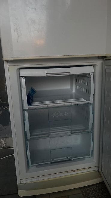 Beko iki kameralı soyuducu. Aşağı dondurucu bölməli modeldir. Ağ