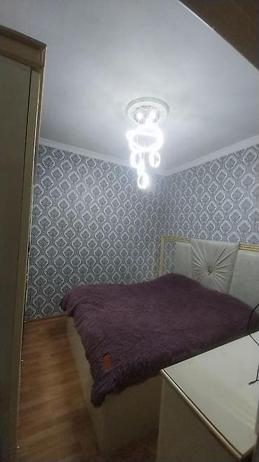 divar resimleri: Uşaq otağı üçün divar kağızı – mavi tonlarda, ayı balası və lent — 4