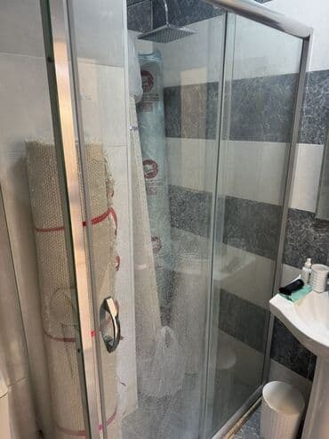 чугунная ванна продать: Şəffaf şüşə panelləri və gümüşü metal çərçivəsi olan bu duş kabini — 4