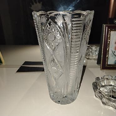 Mücrülər: Bir vaza, Xrustal — 1