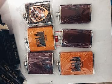 ag qara: Paslanmayan metaldan hazırlanmış, dəri örtüklü kolbalar. Üzərində — 5