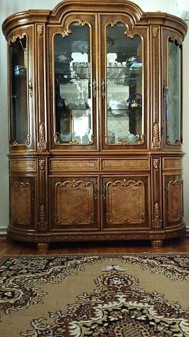 Klassik vitrinalı bufet - Material: Təbii ağacdan hazırlanmış, zəngin