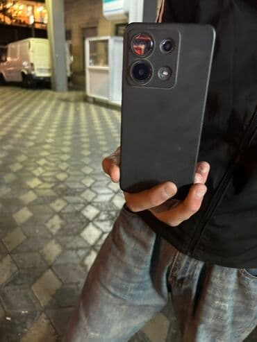 galaxy s6 edge: Smartfon – böyük ekranlı, ön kameranın mərkəzi “punch‑hole” kəsiyi — 2