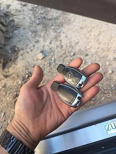 acar pult: Mercedes-Benz üçün açar pultu. Şəkildə 2 ədəd elektron açar görünür — 1