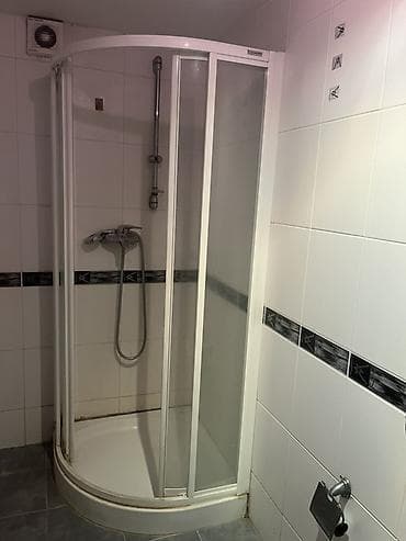 Dördküncəyə yaxın yarımdairə forma duş kabini - Ölçü: təxmini 90x90