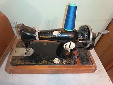 modelka maşınlar: Antik mexaniki tikiş maşını – taxta baza və qapaqla - Korpus: qara — 3