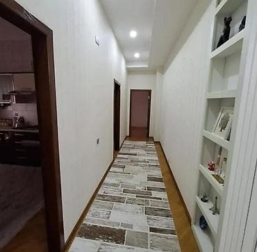 Недвижимость: Geniş və işıqlı mənzil interyeri - Xol: Giriş hissəsində yerə taxta — 7