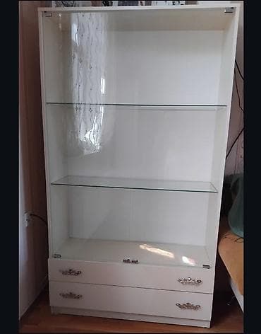 Şüşə vitrin-dolap - Rəng: açıq krem/ ağ - Material: əsas hissə –