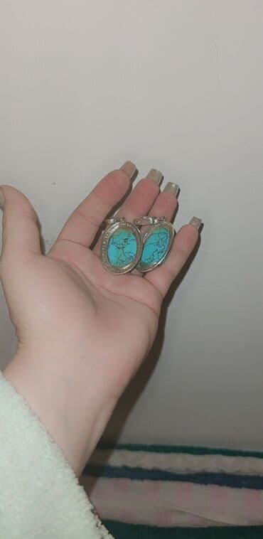 zümrüd qaşlı üzüklər: Sırğa, Ünvandan götürmə — 3