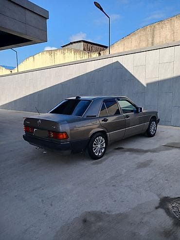 190 mator: Mercedes-Benz 190 (W201): 2 l | 1992 il Sedan — 4