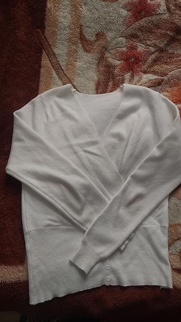 Ağ rəngli qadın kardiqanı - Model: V-yaxalı, ön hissəsi qatlanmış