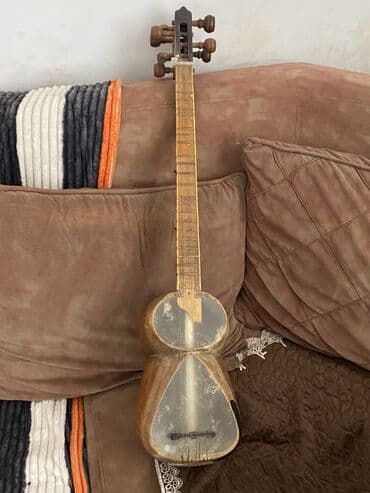 Sintezatorlar: Tar – milli simli musiqi aləti - Korpus: armud formalı iki hissəli — 1