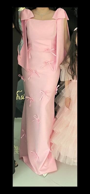 rus papağı: Çiyinlərdən aşağı uzanan geniş çiyin lentləri və ətək boyu simmetrik — 1