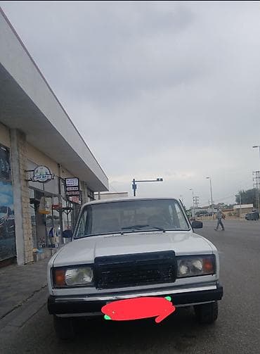 diskler r13: VAZ 2107, ağ rəng, sedan kuzov. Xarici görünüş: - Klassik 2107 — 1