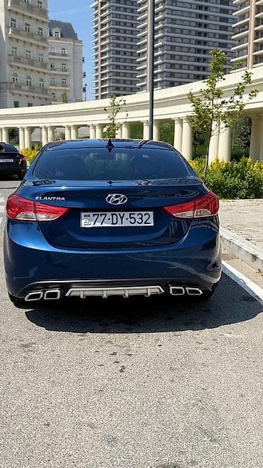 ikinci el tekerler: Hyundai Elantra, mavi rəngdə sedan. Xüsusiyyətlər: - Kuzov: sedan — 4