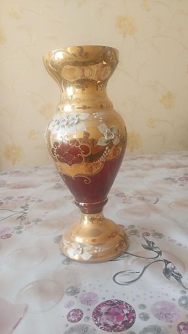 gulu: Qırmızı-qızılı dekorativ dəst – 3 hissə Tərkibi: - 1 ədəd hündür vaza — 2