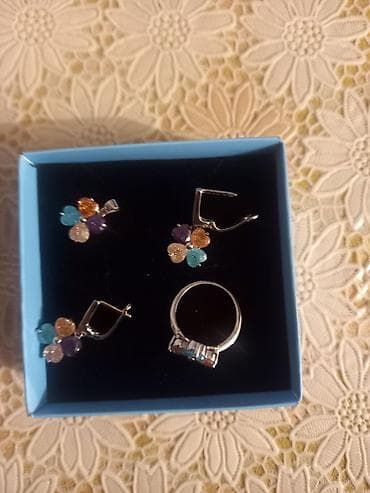 mini çanta: Paslanmaz metaldan rəngli qaşlarla üzük, sırğa, klon dəsti. Və ayrıca — 4