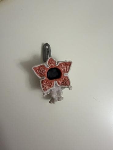 gips heykel: Kinder joy strangers .Yasamal .Elmler — 2