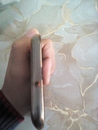 diş: Məhsul: Smartfon Təsvir: - Arxa tərəfdə şaquli düzülüşlü üçlü kamera — 4