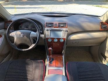 oka satisi: Toyota Camry (XV40) – ağ rəngli sedan. Xarici xüsusiyyətlər: - GLX — 7