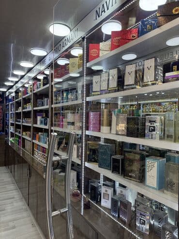 Setka vitrinləri: Bu ətir vitrinləri satılır. Unvan Gəncə şəhəridir. 3 min manata — 3