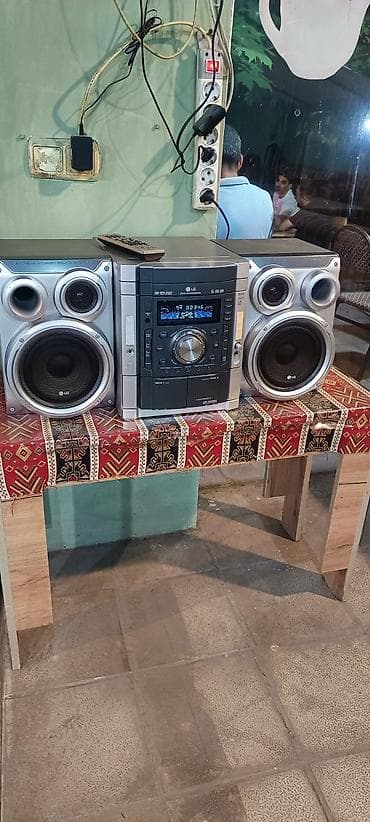 mac mini: LG mini hi-fi audio sistemi – iki akustik kolon və mərkəzi blokdan — 3