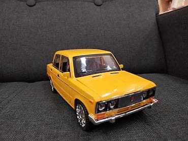 Sarı rəngli klassik sedan oyuncaq model avtomobil - Miqyas: təxmini — 1
