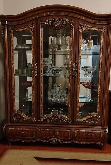 isiq matoru: Klassik üslubda vitrin-dolab - Material: Təbii ağac korpusu, oyma — 1