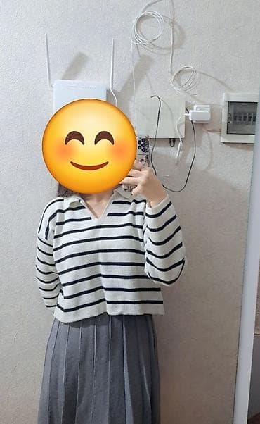 Şəxsi əşyalar: Zolaqlı trikotaj sviter - Rəng: krem-ağ fon üzərində qara üfüqi — 1