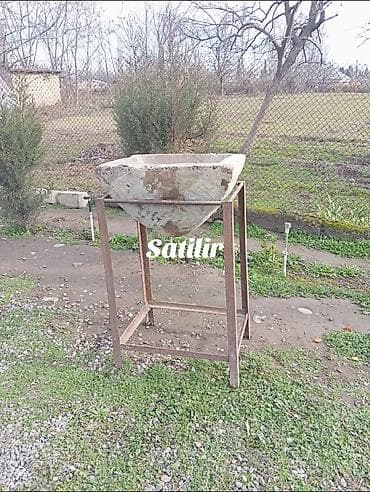 heyvanlar üçün mallar: Beton yem kublu/bolşok qab – metal çərçivəli - Material: qalın beton — 1