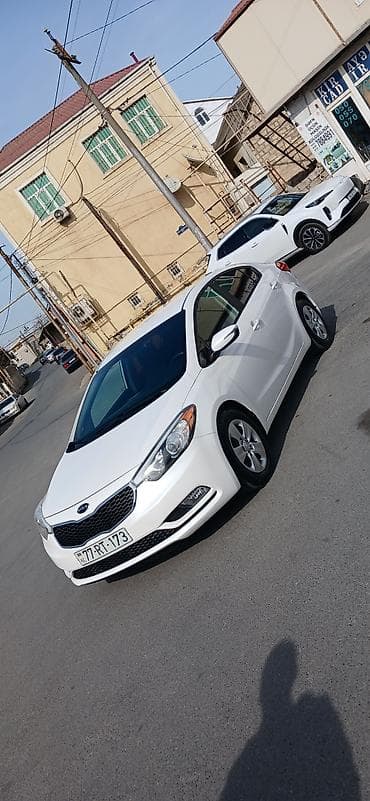 Kia: Kia Cerato (Ağ rəng, sedan) Texniki xüsusiyyətlər: - Benzin — 8