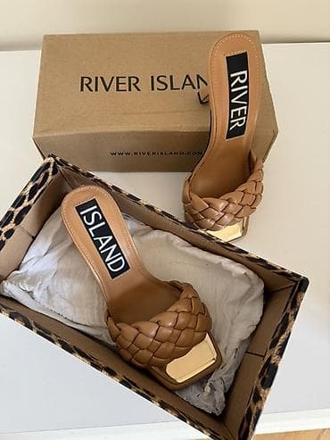 River Island qadın sandaleti - Model: açıq burunlu, kvadrat ön hissə