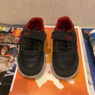 Krossovki,30 razmer,yaxshi veziyyetdeushaq uchun. Ushaq ayaqqabisi