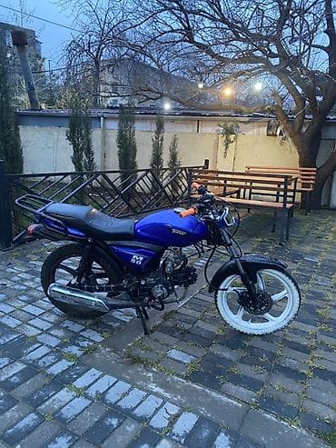 suktur: Moped/motosiklet – mavi rəngdə, yüngül çərçivə və dar oturacaqla şəhər — 3