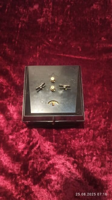 ayaq ustu saat: Kvadrat formalı, qara rəngli korpusu olan bu zəngli saat klassik — 3