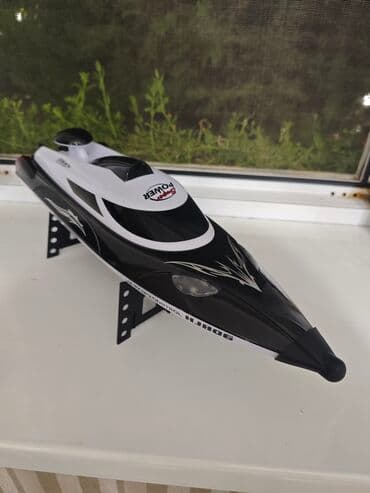 Hovuzlar: Pultla işləyən gəmi 35km/saat sürətlə hərəkət edir. Tərs çevrildikde — 1