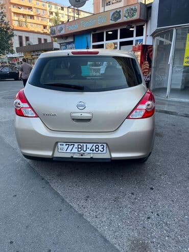 nissan teana 2000: Nissan Tiida, qızılı/bej rəng, hetçbek gövdə. Texniki və dizayn — 5